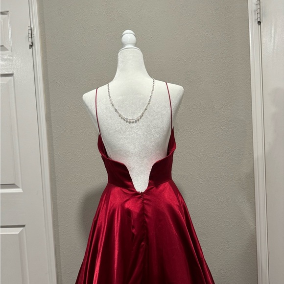 Sherri Hill Ruby Red Gown with pockets. Size 6 - Picture 4 of 5